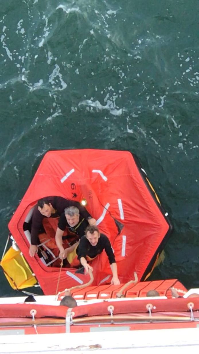 Drie vissers werden gered door de bemanning van een cruiseschip. Twee collega's van deze mannen redden het niet.
