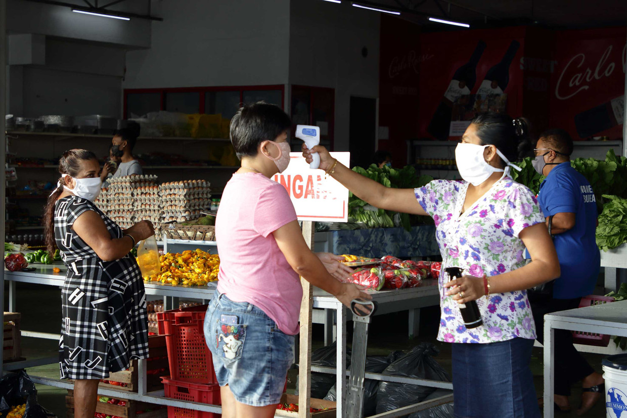 Gezondheidscheck op een markt in Paramaribo.  Beeld ANP