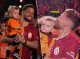 KIJK. Dries Mertens, met Ciro (1) in de armen, op geweldige wijze gevierd tijdens titelfeest Galatasaray