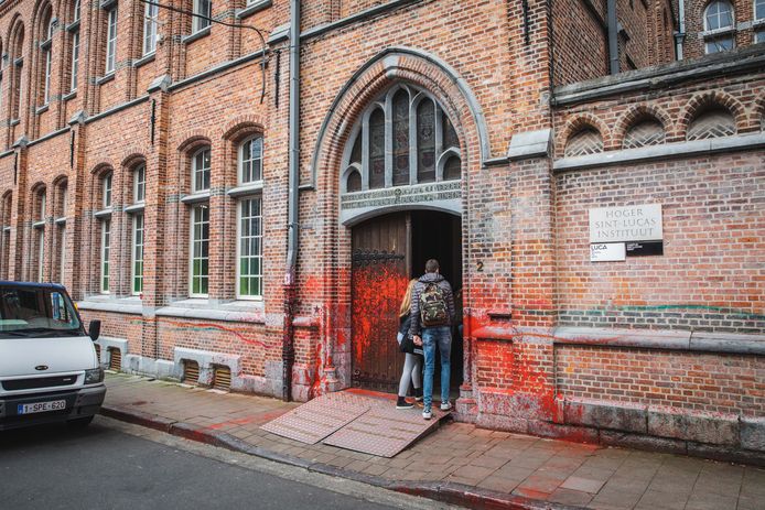 Luca School of Arts mikpunt van vandalen Neen die rode verf is