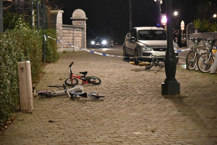 De vader en zijn vijfjarig dochtertje werden van de weg gemaaid op de hoek van de Paul Deschanellaan en de Azalealaan.