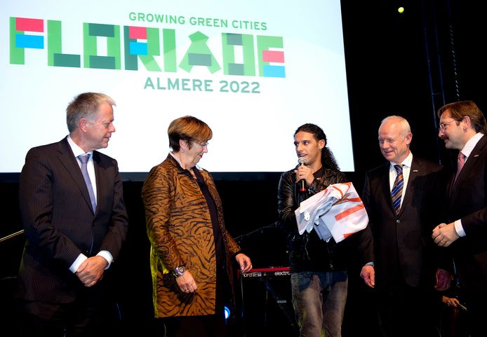 Ali B draagt de vlag over aan burgemeester Annemarie Jorritsma van Almere tijdens de slotceremonie van de Floriade 2012. De organisatie van de zesde Wereldtuinbouwtentoonstelling heeft officieel het stokje overgedragen aan Almere.