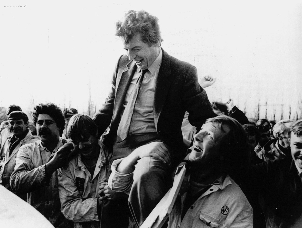 Na een toespraak van toenmalig FNV-voorzitter Wim Kok in 1982 tegen de regeringsplannen om uitkeringen bij ziekte te verlagen werd hij door werknemers van de werf Wilton-Feijenoord op de schouders door Schiedam gedragen.  Beeld ANP