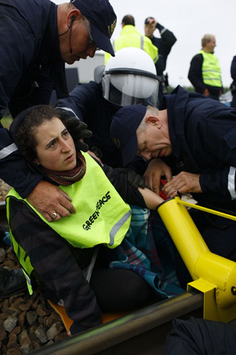 Arrestatie van een actievoerder van Greenpeace op de route van het kerntransport. © Greenpeace/Beentjes Beeld 