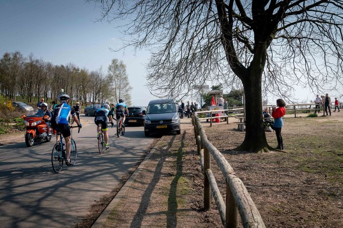 Archieffoto van Nationaal Park Veluwezoom nabij de Posbank. De personen op de foto's hebben niets met de verkeerscontroles van zondag te maken.