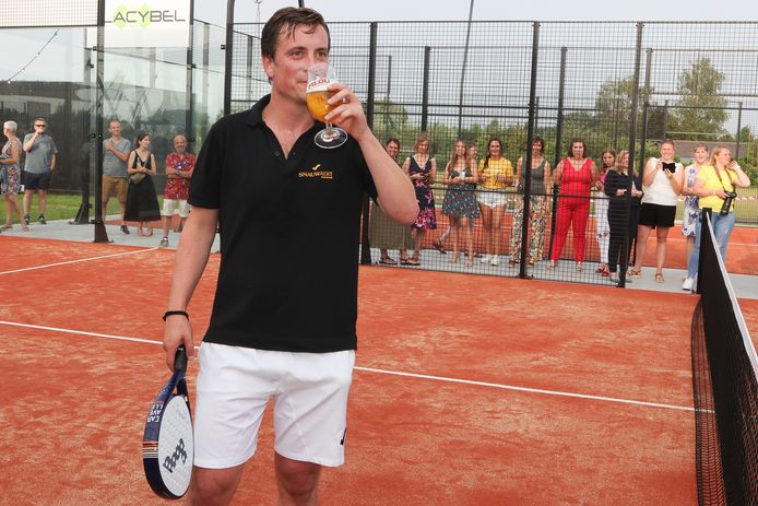 Hydrateren tijdens de match is belangrijk. Niels doet dat met een Filou'ke, een biertje 'geïmporteerd' uit zijn West-Vlaanderen.