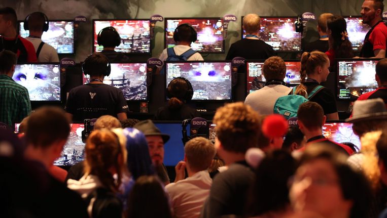 Games spelen op de beurs in Keulen. Beeld epa
