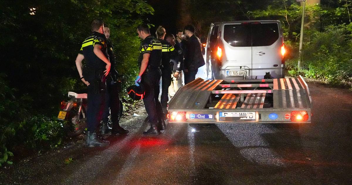 Scooterrijder gewond na botsing met busje bij oprit hotel De Bilderberg.