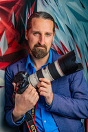 Rob Voss, docent Fotoacademie. Met zijn Canon camera.