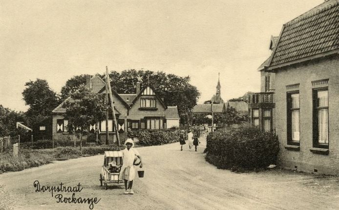 Kijkje in de Dorpsweg in Rockanje, circa 1932.