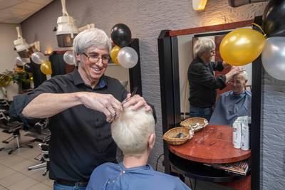 Ook na vijftig jaar knipt John (72) nog vrolijk door: ‘Ik neem mijn klanten serieus en denk met hen 