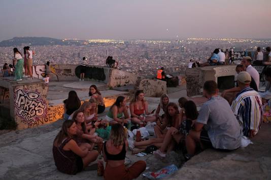 Jongeren komen samen in Barcelona, waar inmiddels weer een 'lockdown light' werd ingevoerd. 
