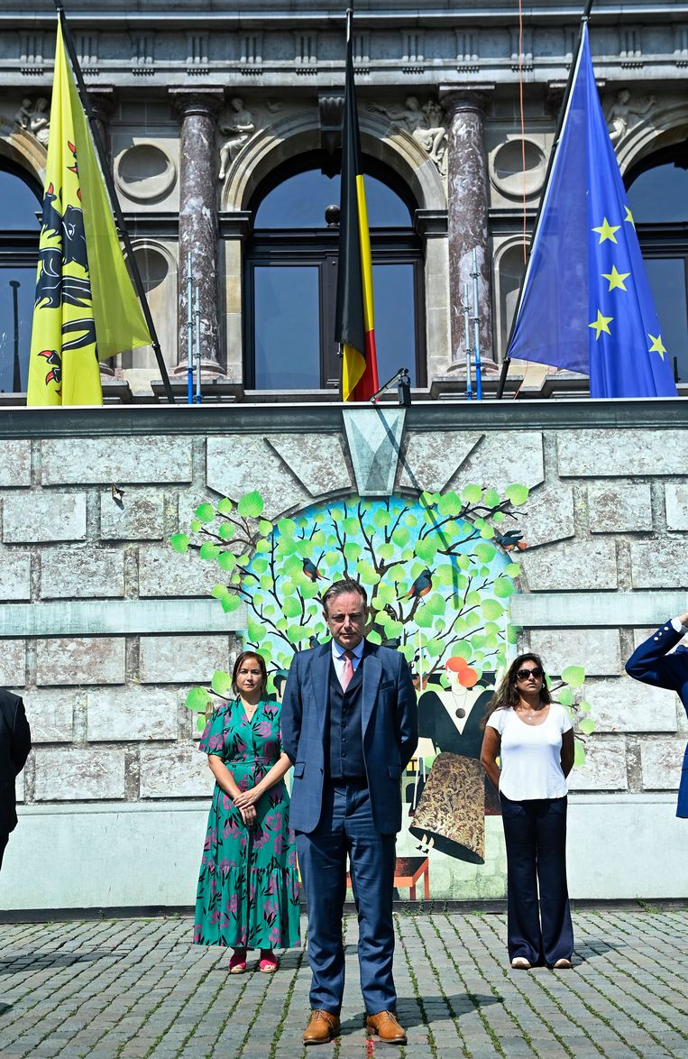 Burgemeester van Antwerpen Bart De Wever voor het stadhuis in Antwerpen. Beeld Photo News
