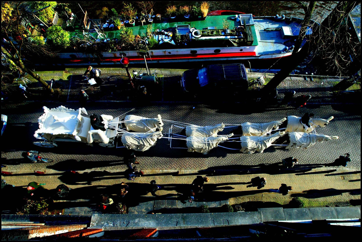 2003: De stoet met het stoffelijk overschot van topcrimineel Cor van Hout rijdt over de Prinsengracht in Amsterdam. Beeld ANP