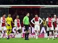 Treurende Ajax-spelers na het openingsdoelpunt van FC Volendam.
