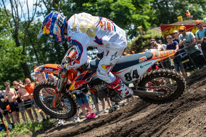 Jeffrey Herlings op weg naar de manchezege in Oss. Op zijn linkerschouder is de afdruk van het voorwiel van Ivo Monticelli zichtbaar.