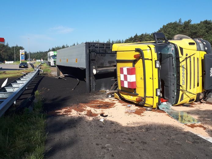 De gekantelde vrachtwagen vol asfalt op de A28.