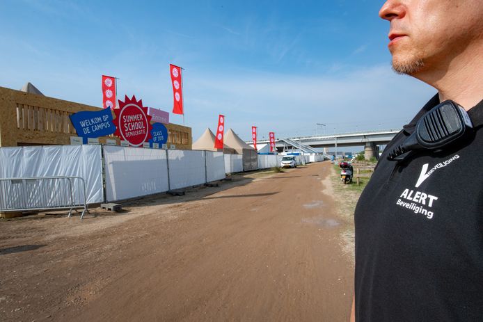 Security en hoge hekken bij evenemententerrein van het Democratiefestival, dat vrijdag en zaterdag wordt gehouden.