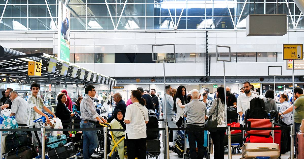 Голландский аэропорт Схипхол снова просит авиакомпании сократить количество пассажиров |  За рубежом