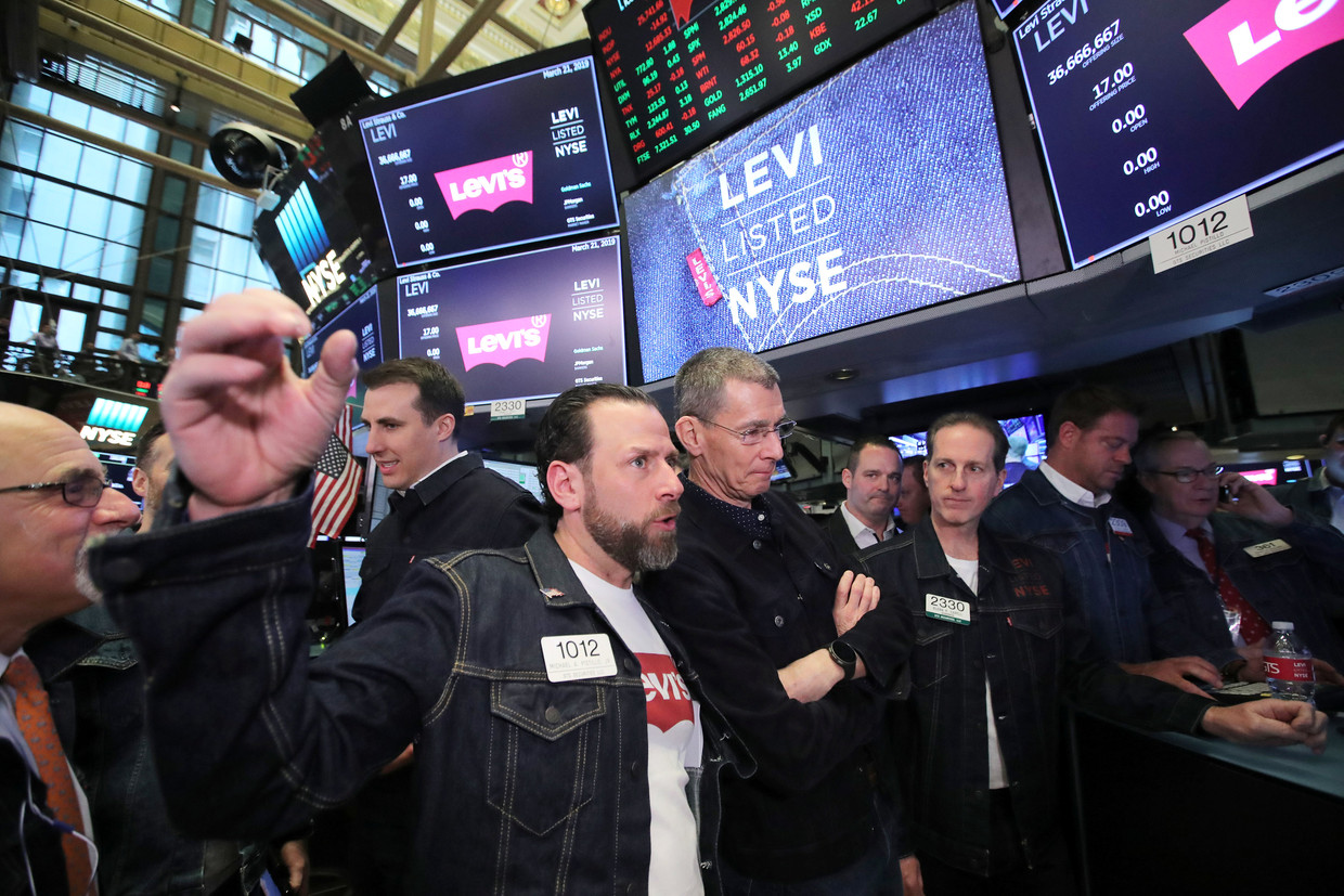 Handelaren van de New York Stock Exchange mogen vandaag spijkerkleding dragen. Beeld REUTERS