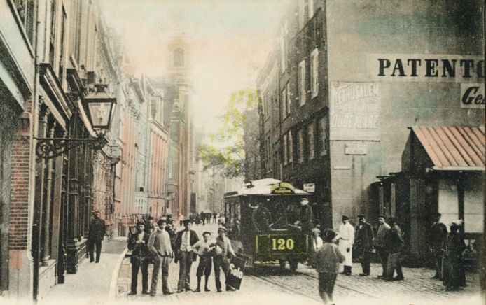 Vermoedelijk ging Wijnand Rutgers in 1658 aan de Wijnstraat wonen, ergens links op deze foto van ca. 250 jaar later.