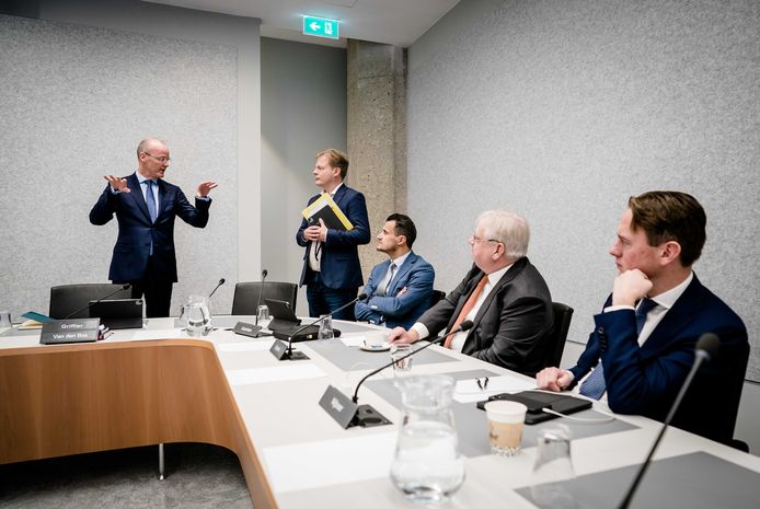 Klaas Knot (l), president van De Nederlandsche Bank, geeft uitleg aan kamerlid Pieter Omtzigt tijdens een commissievergadering van de Tweede Kamer. Foto ANP
