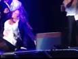Mariah Carey chute sur scène (vidéo)