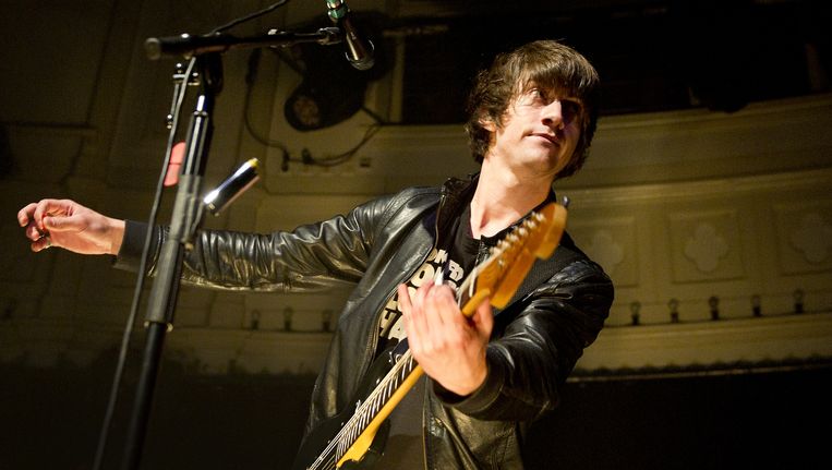 Zanger Alex Turner van de Arctic Monkeys tijdens een concert van de band, eerder in Paradiso in Amsterdam. Beeld anp