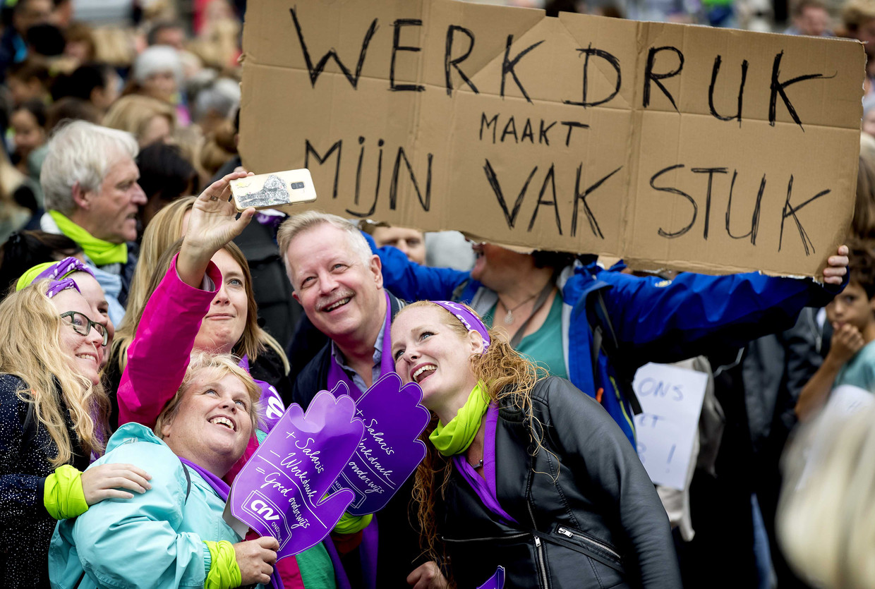Stakende juffen en meesters uit Zuid-Holland en Zeeland demonstreerden vorige week in Rotterdam. Beeld ANP