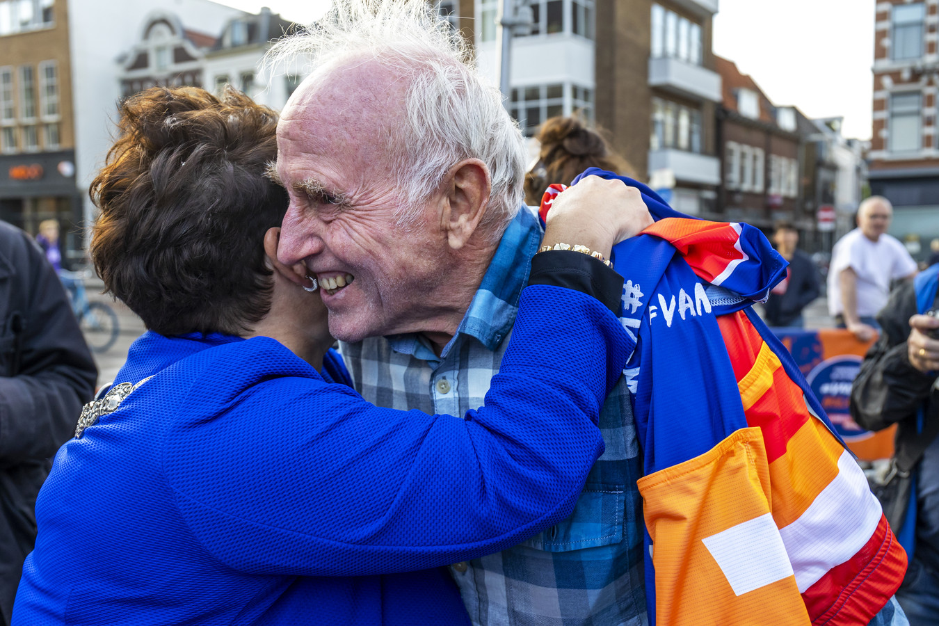 Entree van la Vuelta Hollanda in de stad, in mei. Op de foto Joop Zoetemelk en burgemeester Sharon Dijksma.