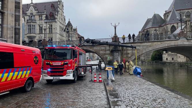 Brandweer haalt afvalcontainers uit het water in centrum Gent