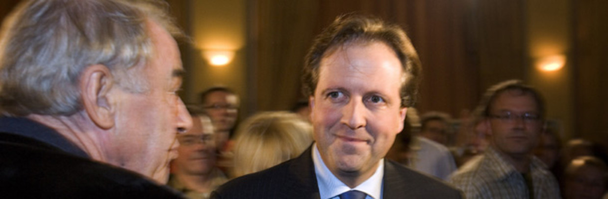 Lijsttrekker Alexander Pechtold wordt begroet door D66-oprichter Hans van Mierlo, woensdag op de uitslagenavond van D66 in Artis in Amsterdam. (ANP) Beeld 