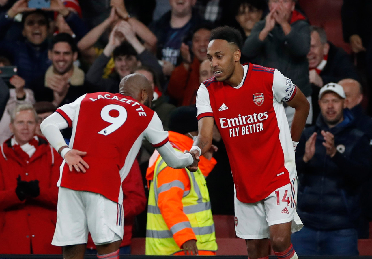 Alexandre Lacazette en Pierre-Emerick Aubameyang vieren de goal.