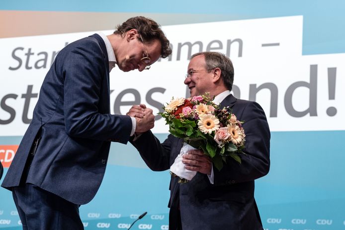 Armin Laschet (L) feliciteert zijn opvolger Hendrik Wüst.