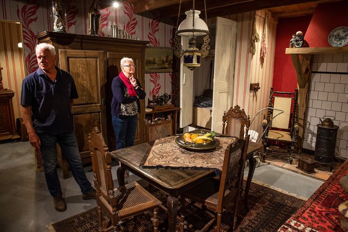 Jac Mouws en Riet Hereijgers tonen een oud boerenhuisje dat deel uitmaakt van het nieuwe Boerendag Museum Karkooi in Rijsbergen