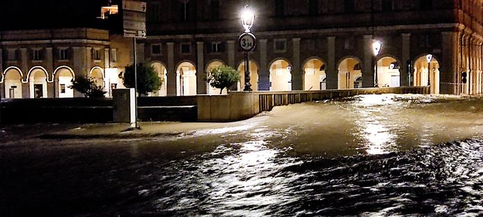 Una strada è allagata in Sengalia, in Italia.