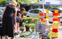 Mensen kunnen bloemen neerleggen in Den Bosch voor het slachtoffer van de steekpartij.