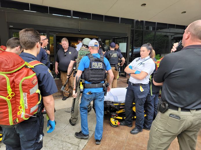 Politie en reddingswerkers bij de ingang van het ziekenhuis in Tulsa.