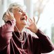 Waarom muziek luisteren héél goed is voor mensen met dementie