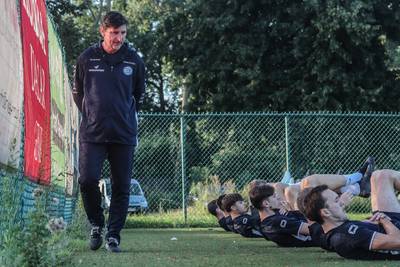 REPORTAGE. Luc Nilis staat voor debuut als hoofdcoach bij SV Belisia: “‘Ik zal het even voordoen’, zei Luc. En de bal vloog in de winkelhaak”