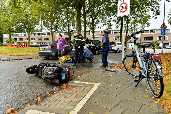 Een scooterrijdster raakte gewond bij een botsing in Valkenswaard.