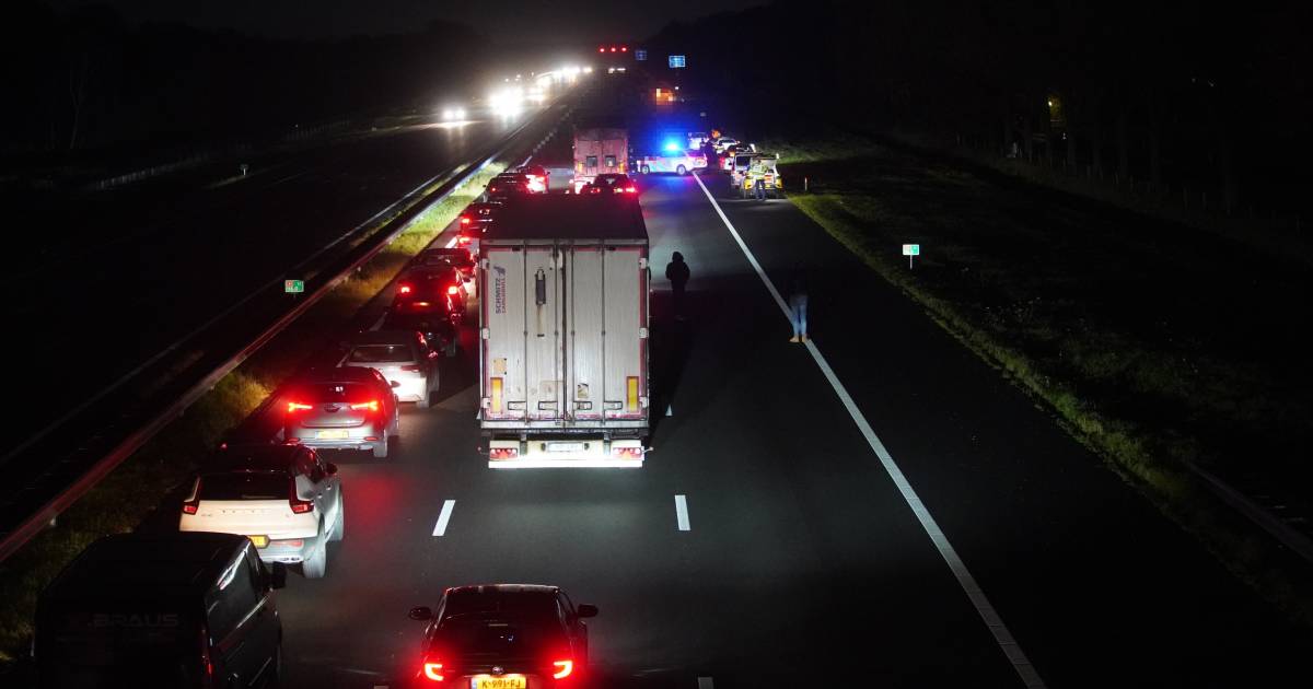 Persoon aangereden en overleden op A1 bij Bathmen: meerdere voertuigen betrokken bij ongeluk.
