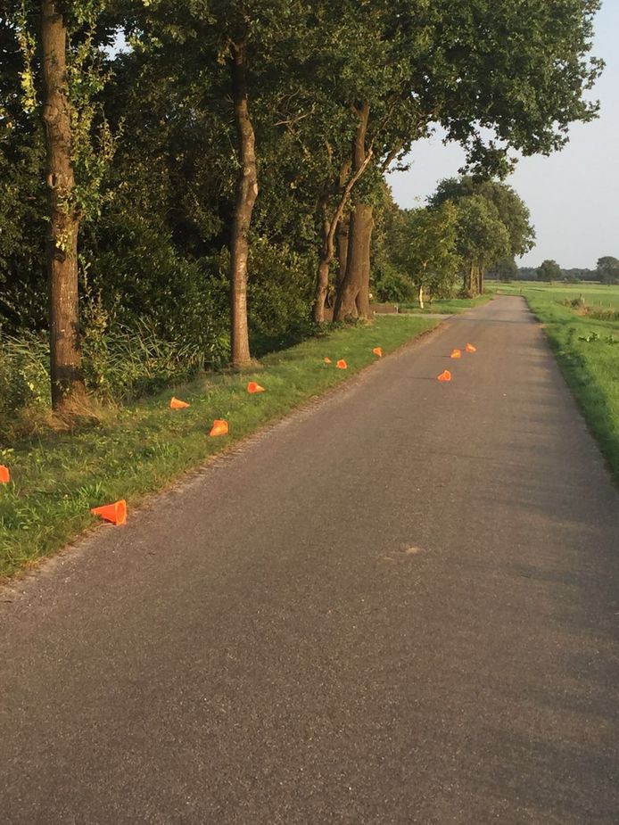De Sprundelaar reed volgens ooggetuigen dwars over de pylonnen heen die het wielerparcours markeerden.