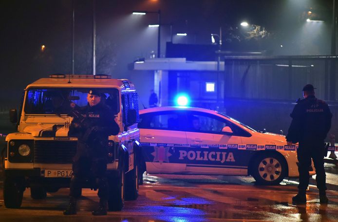 Agenten blokkeren de toegang tot de Amerikaans ambassade, nadat een man een handgranaat naar het gebouw gooide en zichzelf opblies