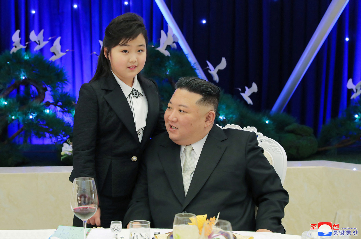De Noord-Koreaanse leider Kim Jong-un met zijn dochter Ju-ae. Vrouwen die ook zo heten, moeten hun naam veranderen. Beeld Reuters