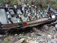 Bus stort in ravijn van 200 meter diep in India: zeker 44 doden