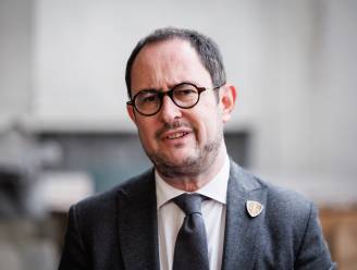 Passage Van Quickenborne (Open Vld) bij ‘De Afspraak’ tijdens vaderschapsverlof wekt ongenoegen bij justitiecommissie: voorzitster roept hem op het matje