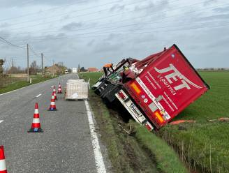 Vrachtwagen belandt in gracht: rijbaan urenlang afgesloten