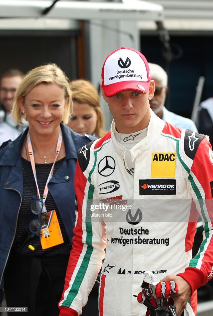 Mick Schumacher met links van hem Sabine Kehm.