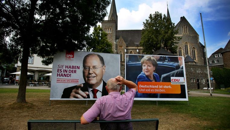 Verkiezingsposters van Steinbrück (links) en Merkel in Olpe. Beeld epa